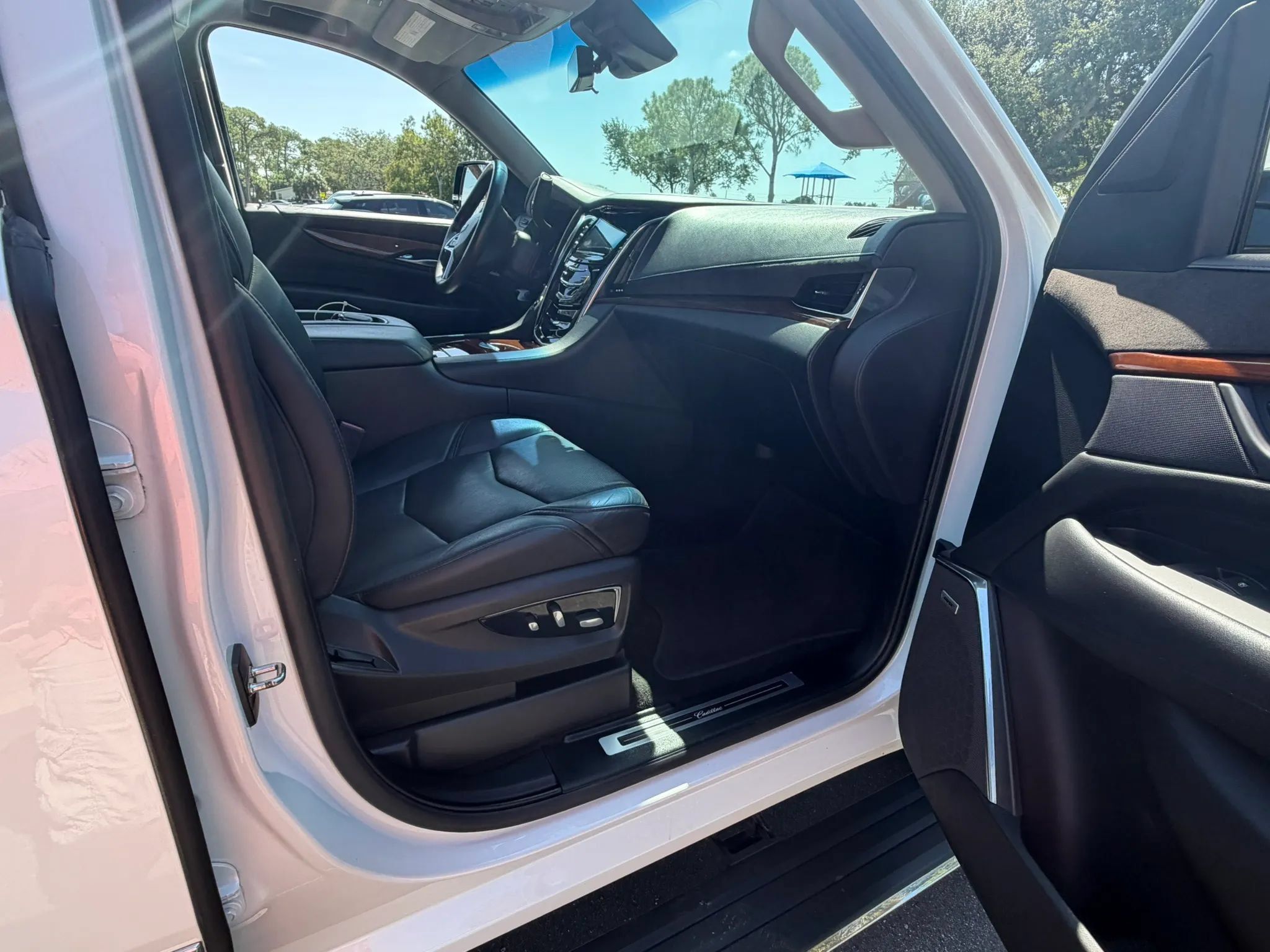 Used 2018 Cadillac Escalade Premium Luxury w/ LPO, Radiant Package RWD image 20