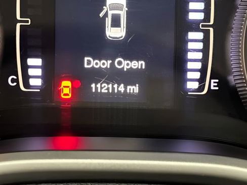 Used 2018 Jeep Cherokee Latitude Plus w/ Comfort/Convenience Group FWD image 16