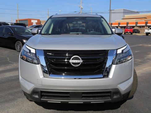 Used 2025 Nissan Pathfinder SV image 2