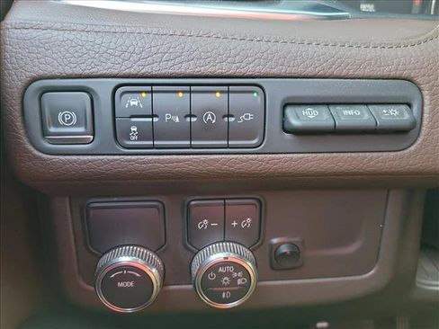 Used 2021 GMC Yukon Denali w/ Denali Premium Package image 19