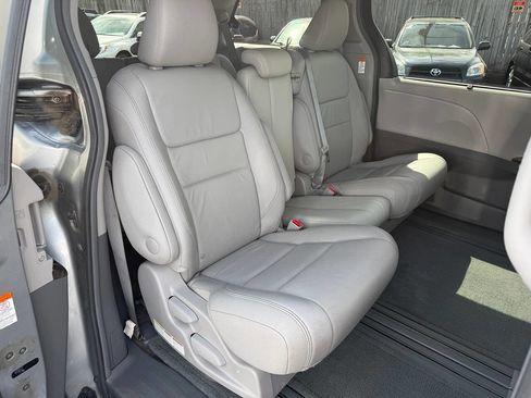 Used 2016 Toyota Sienna XLE w/ XLE Navigation Package FWD image 32