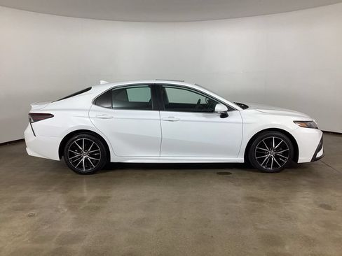 Used 2022 Toyota Camry SE w/ Convenience Package FWD image 4