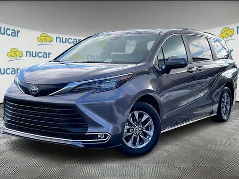 Used 2024 Toyota Sienna XLE image 3