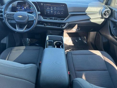 Used 2025 Chevrolet Equinox LT w/ Safety and Technology Package image 11