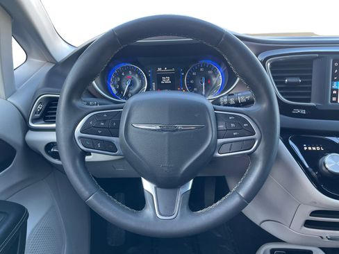 Used 2022 Chrysler Voyager LX image 12