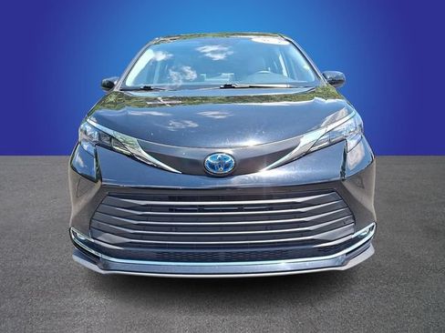Used 2024 Toyota Sienna XLE FWD image 2