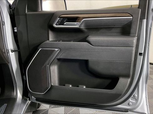 Used 2025 Chevrolet Silverado 1500 LT AWD/4WD image 25