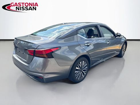 Used 2025 Nissan Altima 2.5 SV FWD image 9