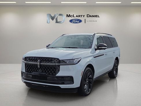 New 2025 Lincoln Navigator Reserve w/ Jet Appearance Package AWD/4WD image 2