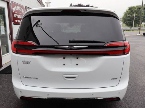 Used 2025 Chrysler Pacifica Select AWD/4WD image 3