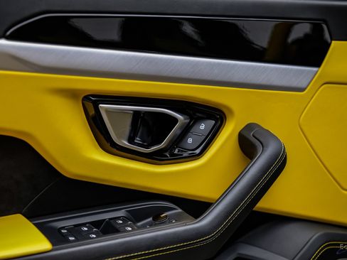 Used 2021 Lamborghini Urus AWD/4WD image 92