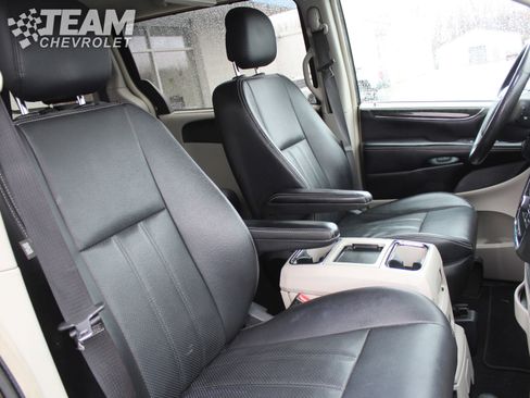 Used 2015 Chrysler Town & Country Touring-L w/ Driver Convenience Group image 30