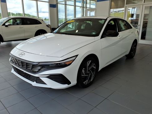 Certified 2025 Hyundai Elantra SEL FWD image 8