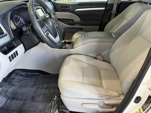 Used 2015 Toyota Highlander LE image 18