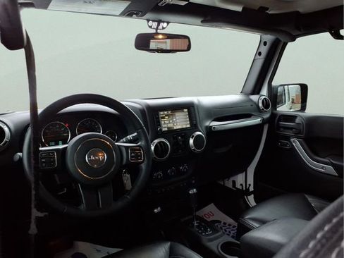 Used 2016 Jeep Wrangler Unlimited Sahara w/ Connectivity Group image 9