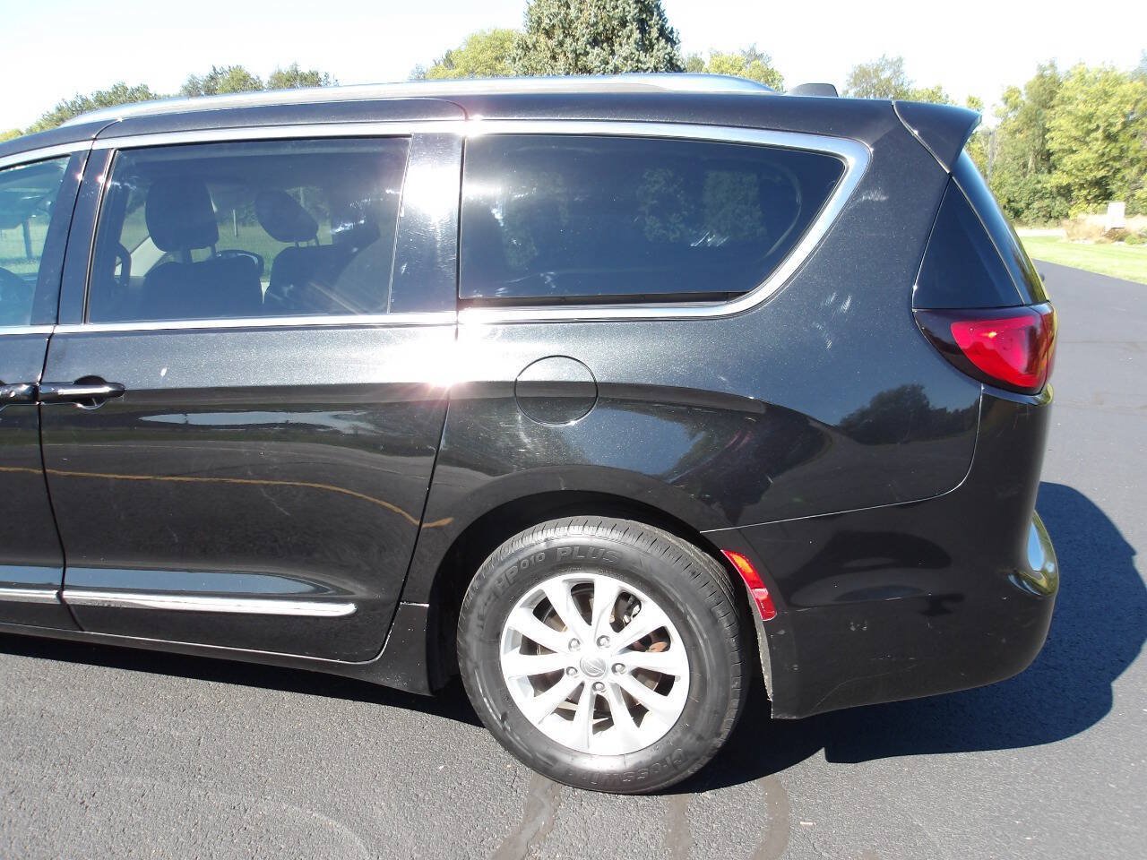 Used 2018 Chrysler Pacifica Touring-L FWD image 35