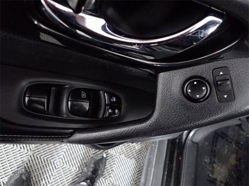 Used 2020 Nissan Rogue SV image 24