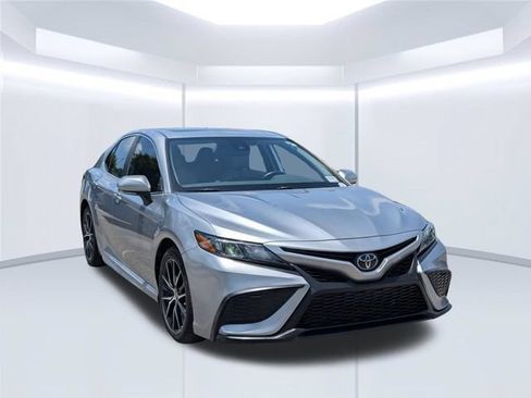Used 2023 Toyota Camry SE w/ Convenience Package FWD image 9