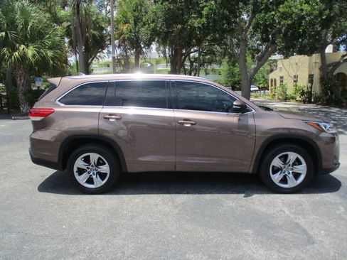Used 2018 Toyota Highlander Limited FWD image 3