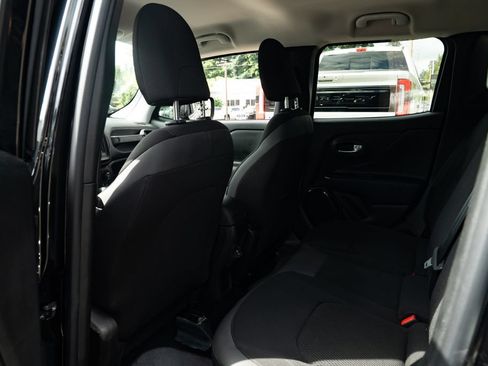 Used 2019 Jeep Renegade Altitude w/ Quick Order Package 2XM FWD image 21