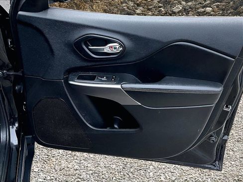 Used 2019 Jeep Cherokee Latitude w/ Cold Weather Group AWD/4WD image 17