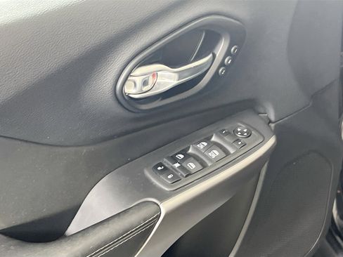 Used 2022 Jeep Cherokee Limited AWD/4WD image 17