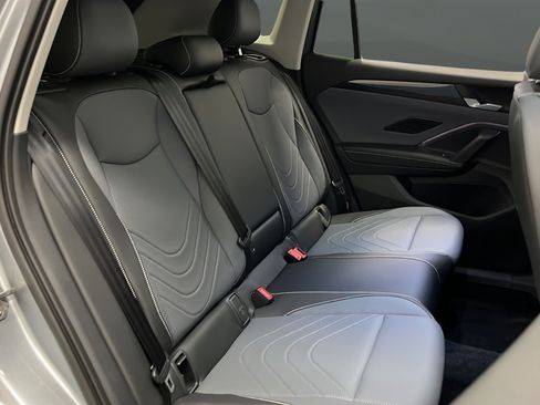 Used 2025 Volkswagen Tiguan SE w/ Panoramic Sunroof Package AWD/4WD image 24