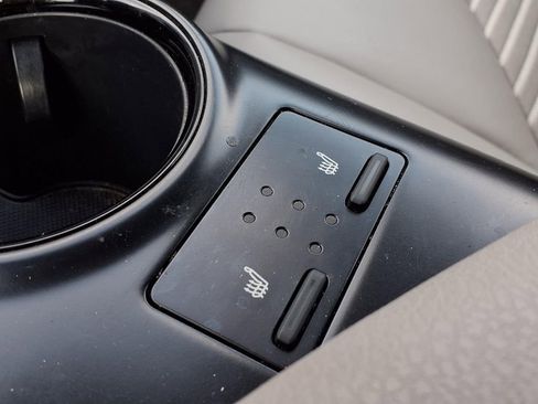 Used 2019 Toyota Camry SE w/ Sunroof Package image 5