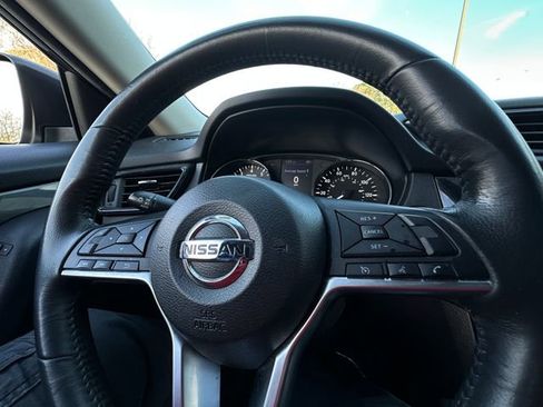 Used 2018 Nissan Rogue SV image 21