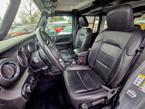 Used 2018 Jeep Wrangler Unlimited Sahara image 30