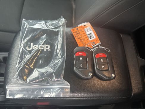 Used 2023 Jeep Wrangler Unlimited w/ Dual Top Group image 38