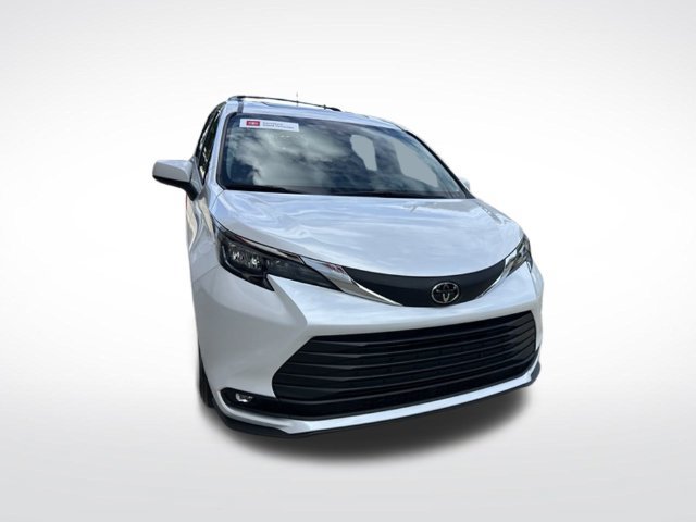 Used 2026 Toyota Sienna XLE FWD image 4