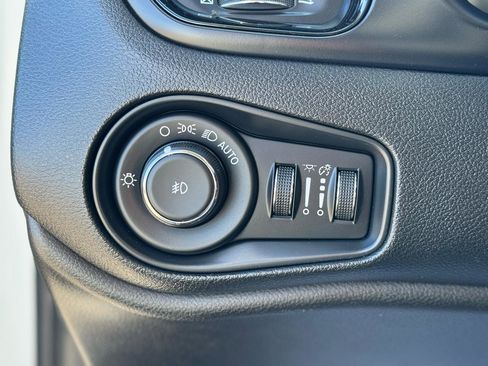 Used 2019 Jeep Renegade Altitude w/ Quick Order Package 2XM image 11