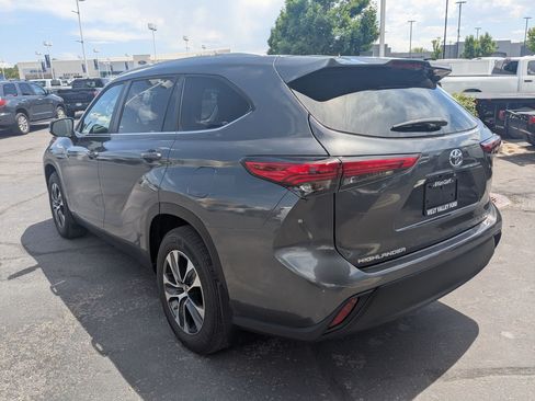 Used 2023 Toyota Highlander XLE AWD/4WD image 8