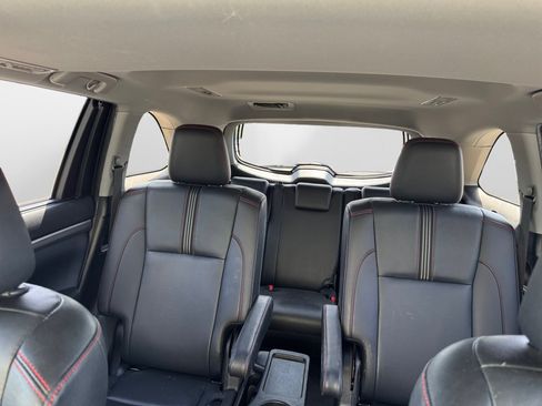 Used 2019 Toyota Highlander SE w/ Nightshade Edition AWD/4WD image 12