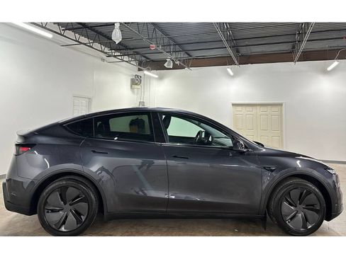Used 2026 Tesla Model Y 2WD image 9