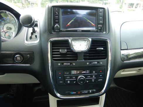 Used 2016 Chrysler Town & Country Touring w/ Driver Convenience Group FWD image 14