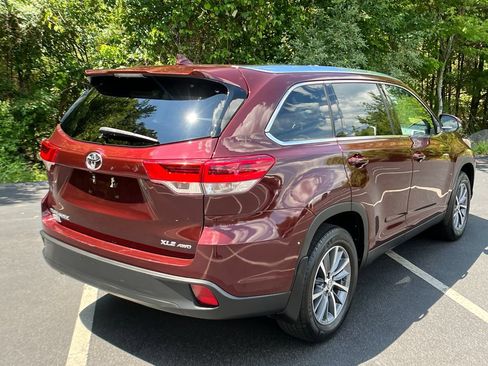 Used 2019 Toyota Highlander XLE AWD/4WD image 5