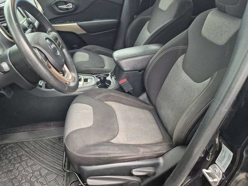 Used 2018 Jeep Cherokee Latitude AWD/4WD image 11