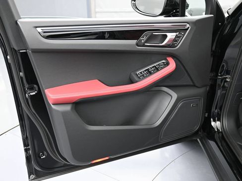 Certified 2026 Porsche Macan AWD/4WD image 15