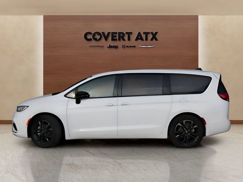 New 2026 Chrysler Pacifica Select FWD image 3