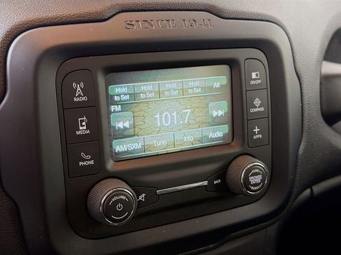 Used 2017 Jeep Renegade Latitude FWD image 14