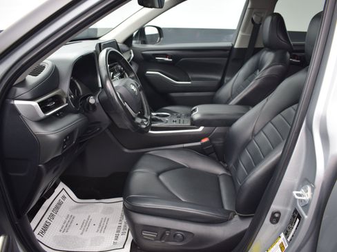 Used 2024 Toyota Highlander XLE AWD/4WD image 16