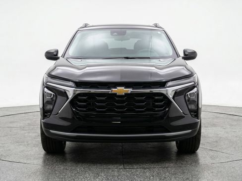 Used 2025 Chevrolet Trax LT FWD image 2