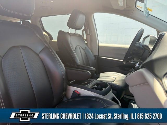Used 2023 Chrysler Pacifica Touring-L FWD image 12