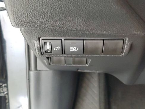 Used 2025 Toyota Corolla Cross XLE FWD image 32