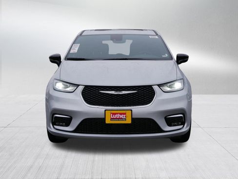 New 2026 Chrysler Pacifica Limited w/ Trailer Tow Group image 2