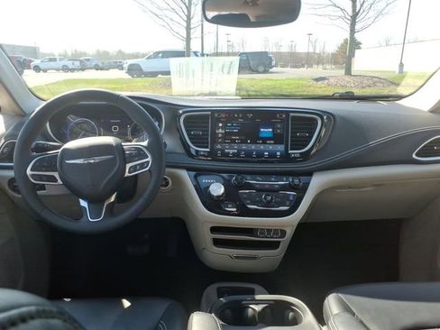 Used 2023 Chrysler Pacifica Touring-L image 11