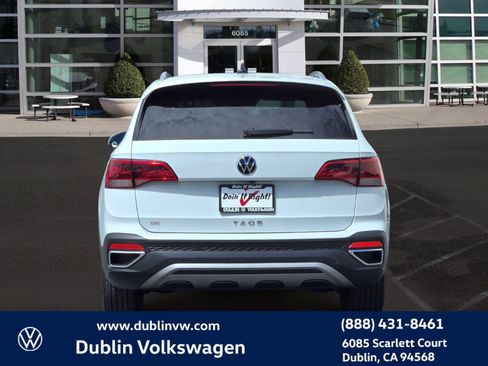 Certified 2023 Volkswagen Taos SE w/ Panoramic Sunroof Package FWD image 5