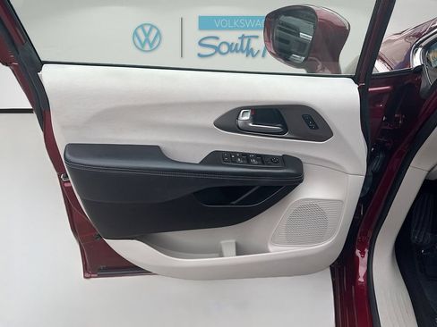 Used 2021 Chrysler Pacifica Touring-L w/ Premium & Safety Sphere Group FWD image 19